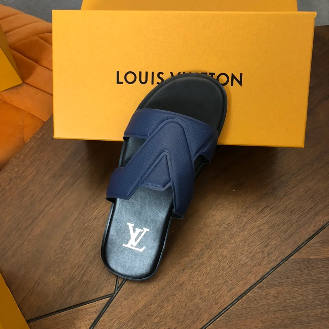 Factory price: 270💰LV counters are selling new brand luxury men's slippers, casual, loose and comfortable. The must-have model in the picture above [Happy][Happy], multiple colors available Size: 38-44, customized 45